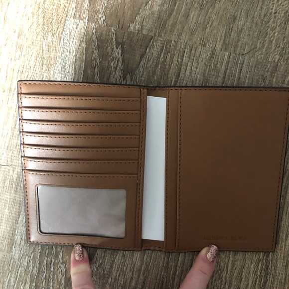 Michael Kors passport wallet - Picture 2 of 3